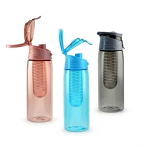 Vegyes színű filteres kulacs gyümölcstartóval 660 ml 5999576400589