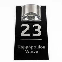 Személyre szabható napelemes házszámtábla arany felirattal QK13033675-S